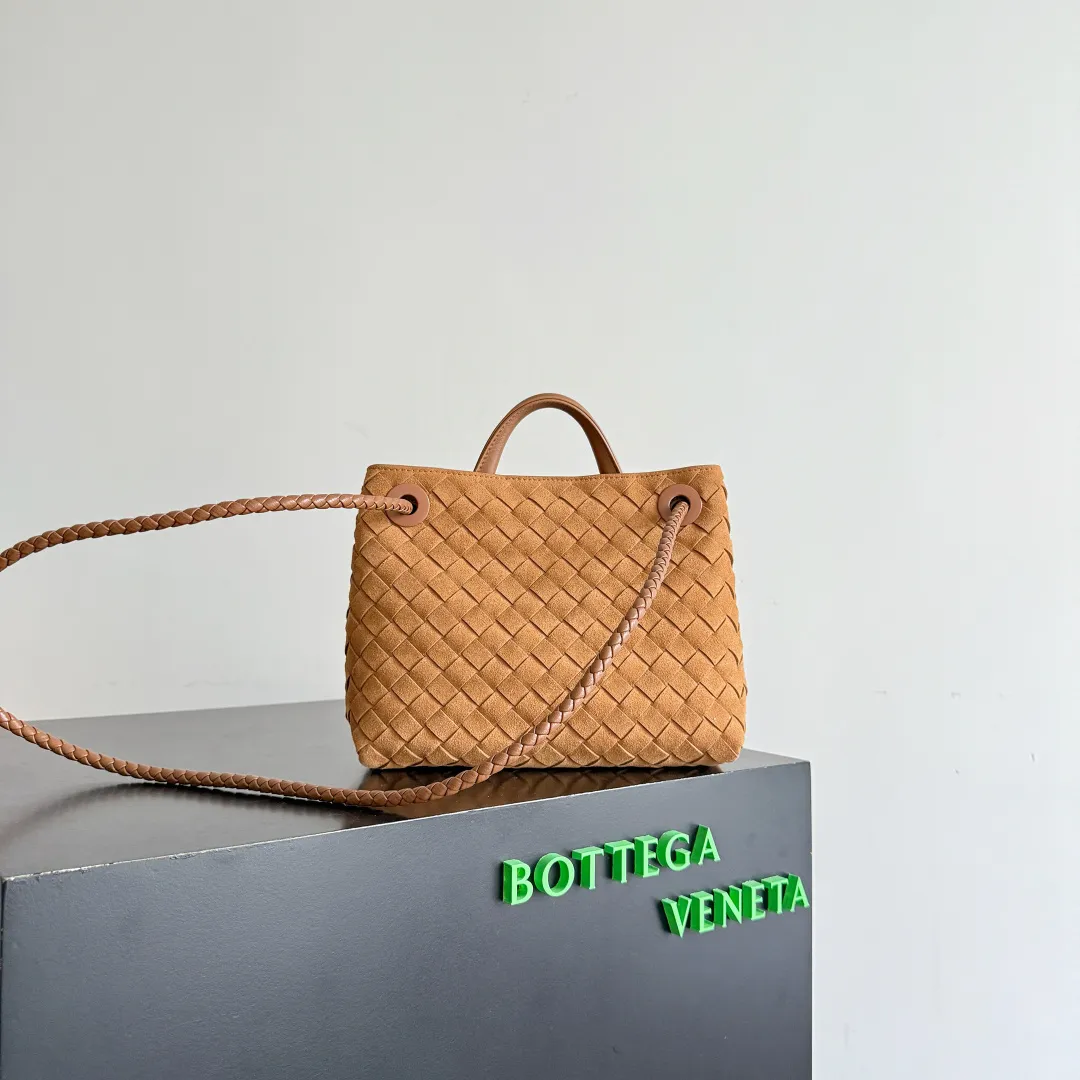 The new Andiamo batch of 3060 BV is shipped‼ ️The classic intercciato weaving process is used to create a soft bag, the metal knot is made of micro-cast aluminum using jewelry technology🪢, and the decorative beads are made of metal and hand-polished oak, allowing you to jump repeatedly between elegance and fun💃, making it unpredictable. Classic and versatile, it shows off your temperament, and the bag has a large capacity, making it very convenient for daily commuting! It has a variety of carrying methods, the shoulder straps can be adjusted by yourself, the original lambskin feels soft and delicate, and the unisex style breaks gender boundaries and brings a more practical and long-lasting use experience. The Andiamo, which has both elegant and casual styles, perfectly interprets the "fashionable old money style". Style number: 743568+wood hardware Color: suede amber brown Size: 25*22*10.5cm
